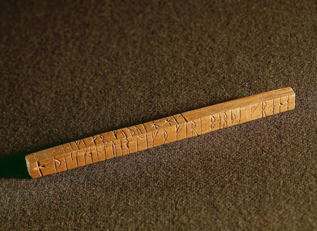 Runestav fra Herjolfsnæs Kirkegård.