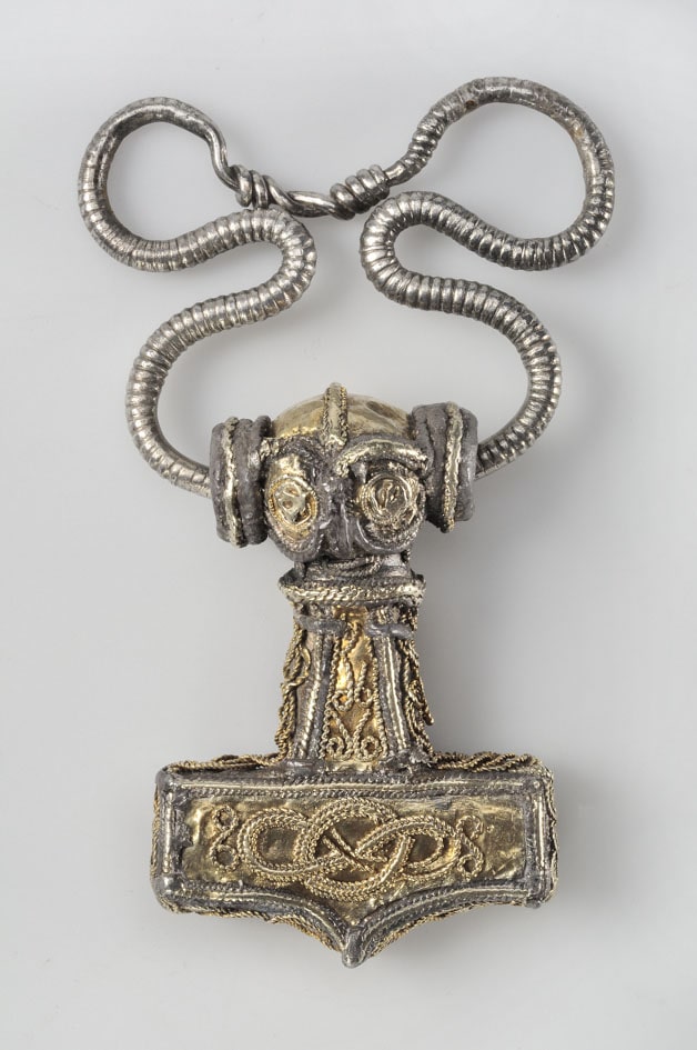 Thors hammer-amulet.